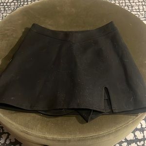 Black vneck skort